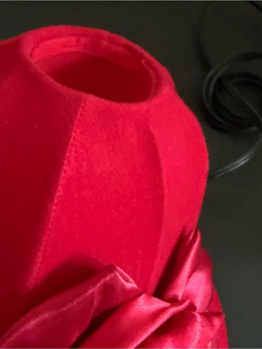 Red Hat Velvet Lamp with Rose Accent H-16,5”